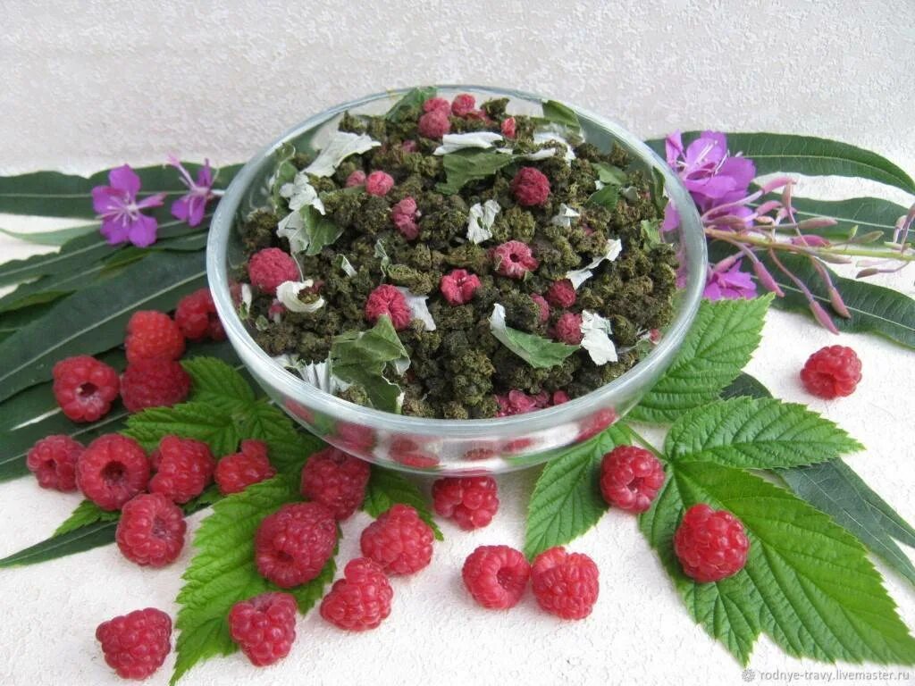 Чай с листьями малины. Травяной чай с ягодами. Ягодно-травяной чай. Ягодный с травами чай. Травяной чай из малины.