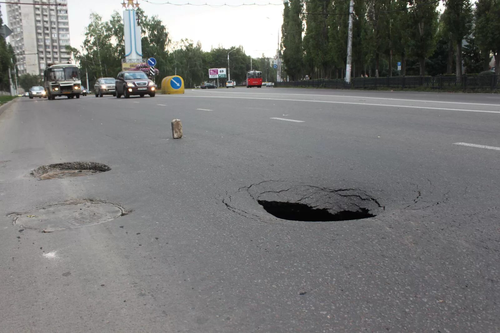Движение яма. Яма в асфальте. яма на дороге. дыра в дороге. дыра в асфальте.