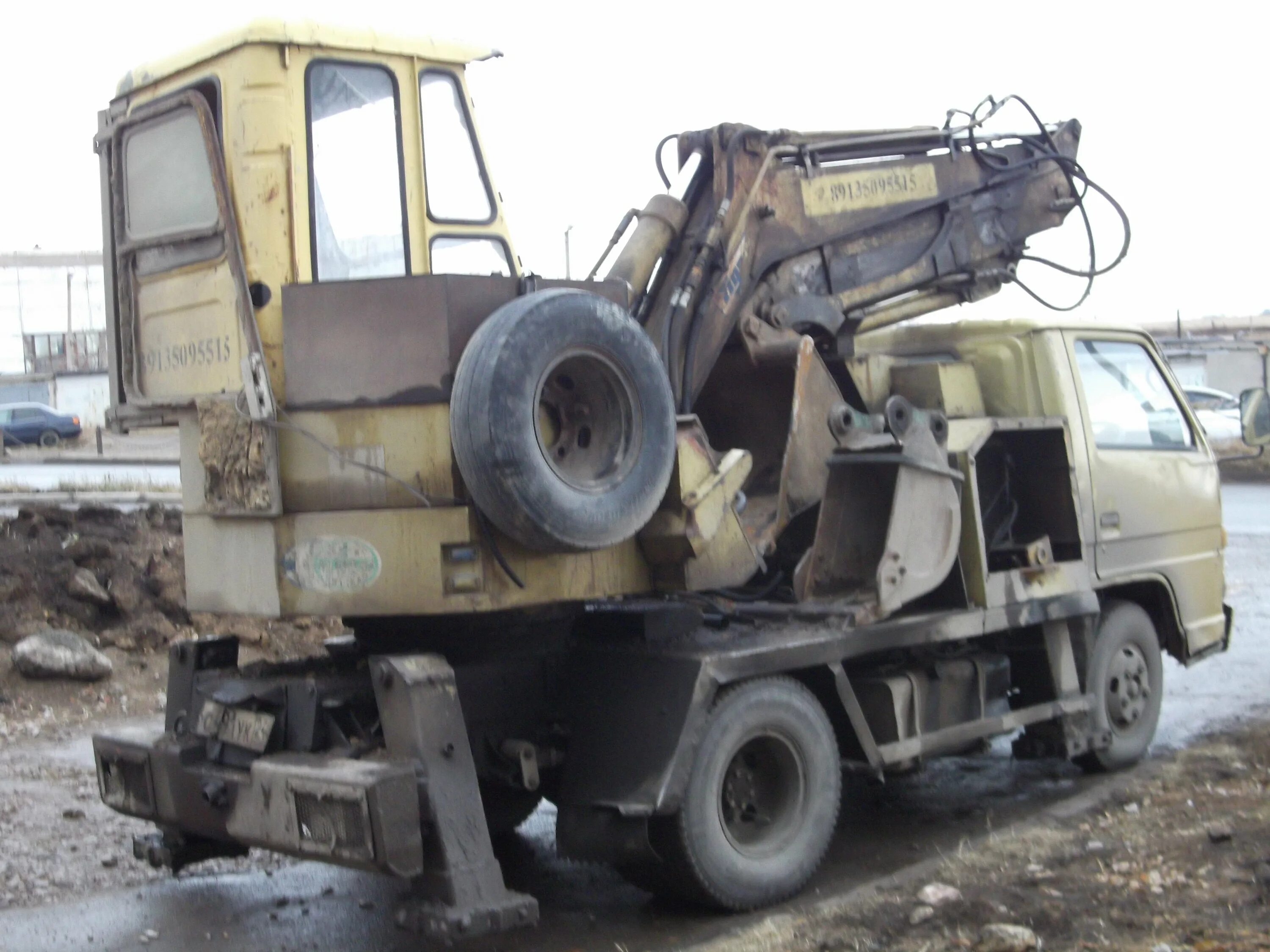 Исузу Эльф экскаватор. Экскаватор на базе Isuzu Elf. Грузовик Исузу с экскаватором. Колесный экскаватор Isuzu Elf.