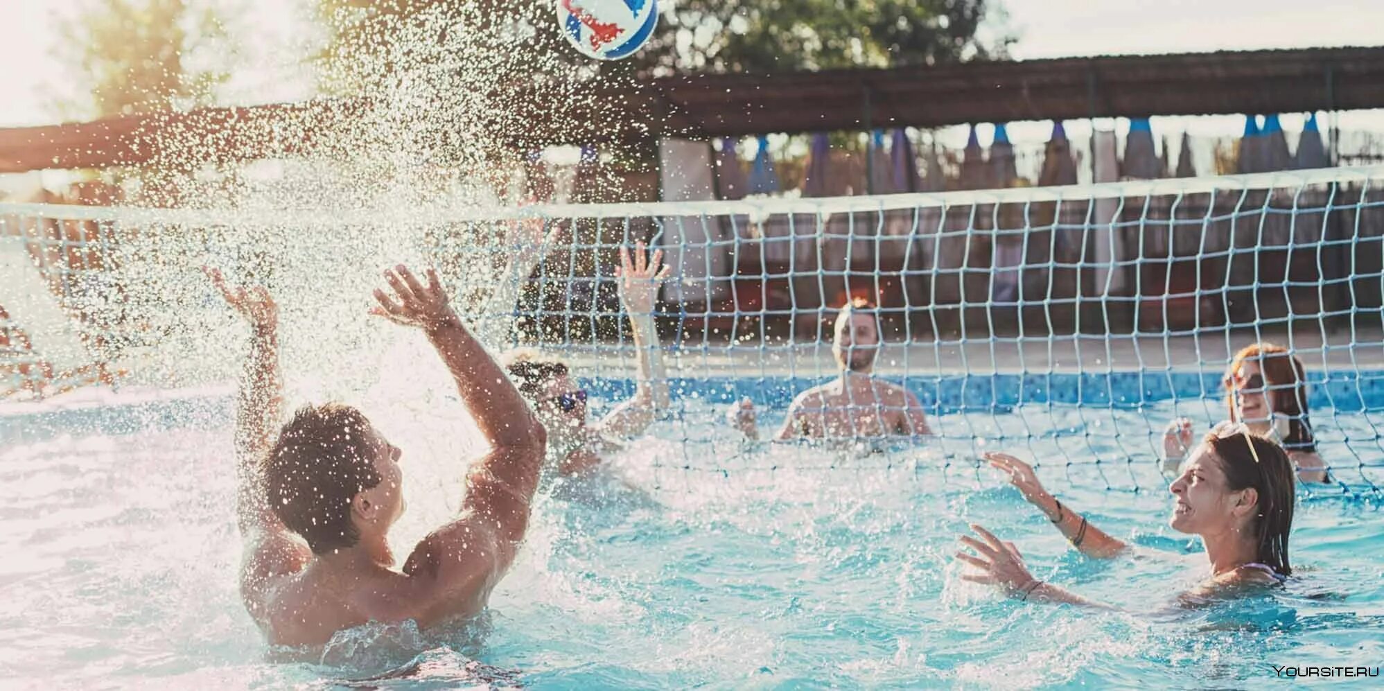Водный волейбол. Аква волейбол. Волейбол в бассейне. Волейбол на воде. Водный волейбол в бассейне.