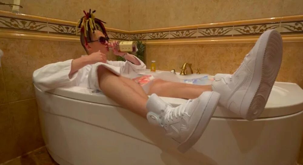 Мемы вк. Моргенштерн в деньгах деньги. Моргенштерн с деньгами. Моргенштерн из клипа уфф деньги. Моргенштерн военный.