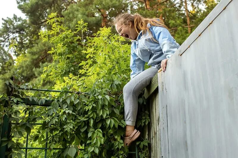 Фото ожидание любви. Девочка проходит. Мужчина оглянулся на женщину. Девушка идет мимо парня. Девушка обернулась.