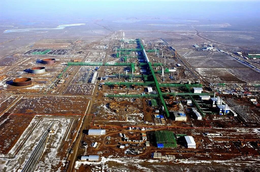 Вахтовый поселок тенгиз в казахстане. Тенгиз вахта. Тенгиз атырау. Тенгиз месторождение казахстан. Вахта рабочий транспорт.