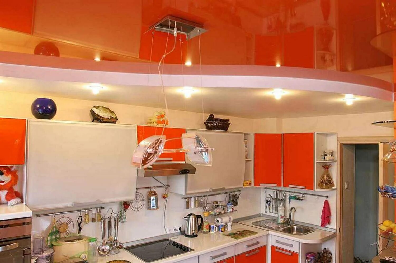 Какой лучше натяжной на кухне. Натяжной потолок на кухне. Кухня в потолок. Навесные потолки на кухню. Подвесной потолок на кухне.