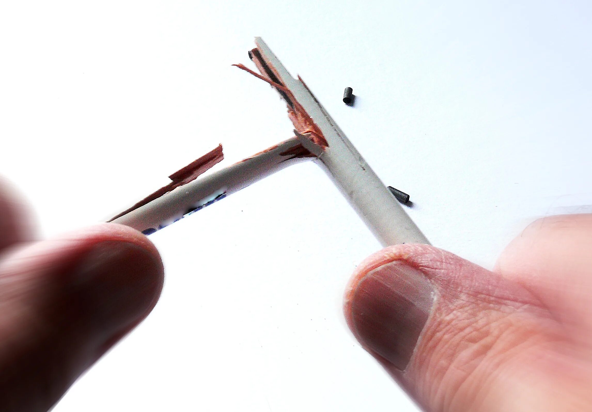 Сломался сломан. Сломанные ключи рожковые. Сломался сломан. Сломанный офисный стол. Сломанный смартфон.