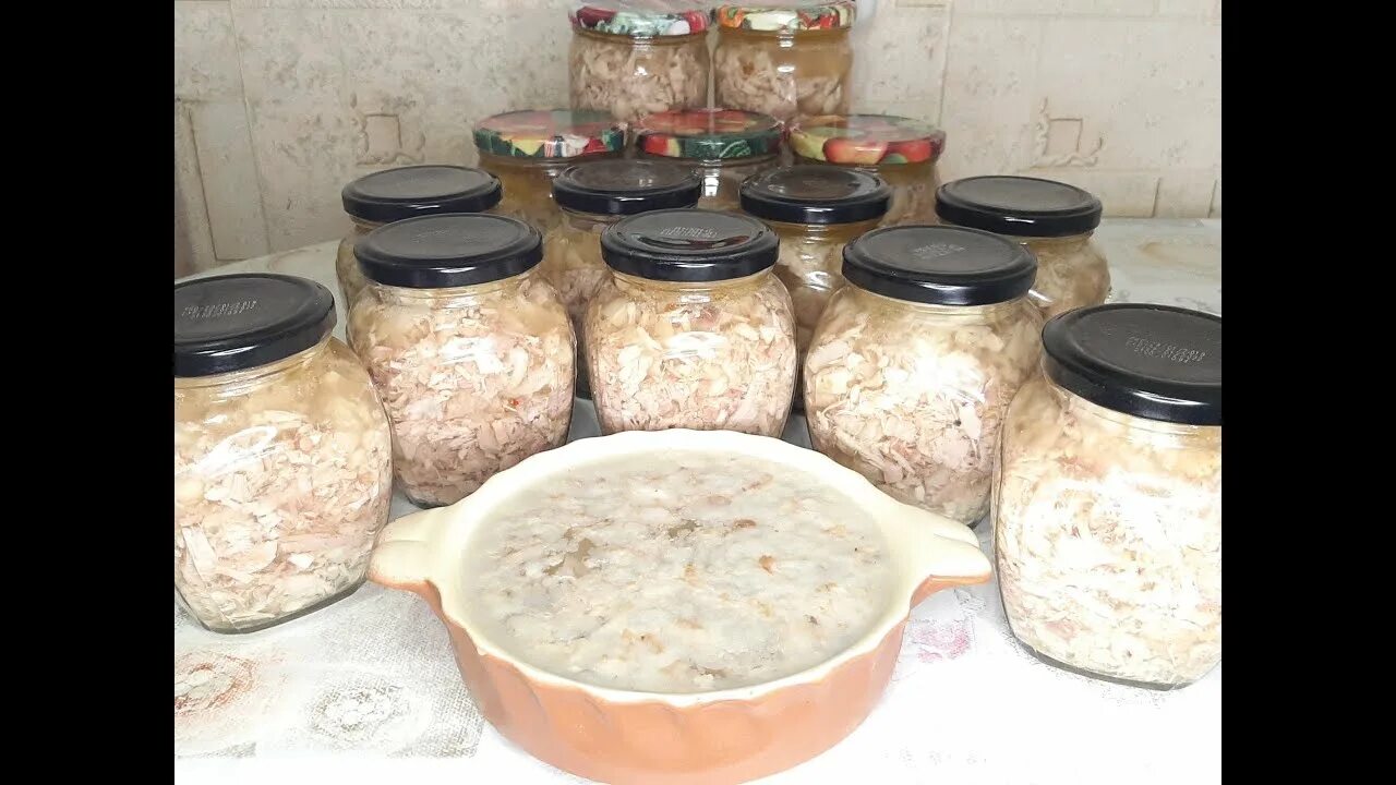 Холодец на зиму. Холодец домашний в банке. холодец в баночке. холодец в банке в автоклаве. холодец на зиму в банках.