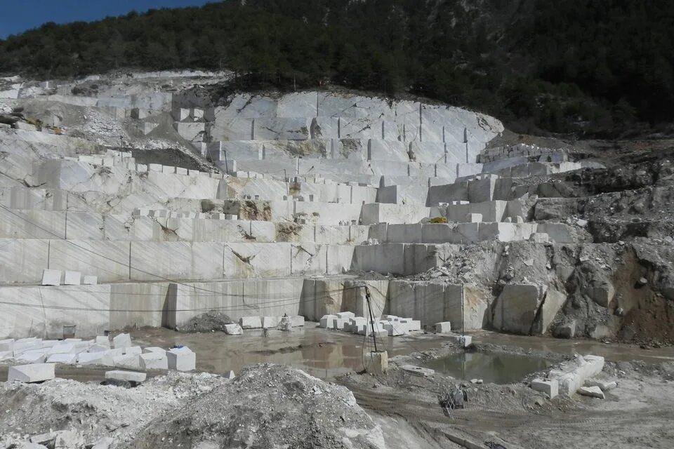 мраморный карьер в греции. мрамор в греции. паросский мрамор. мраморный карьер афины. каррарский мрамор карьер.