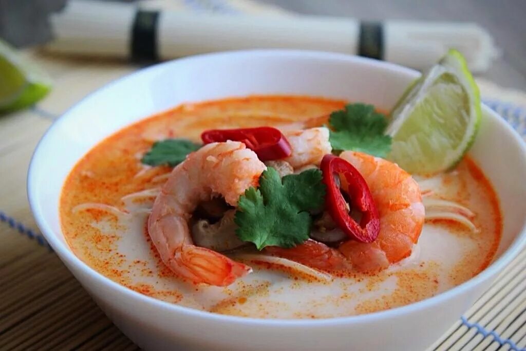 том ям с креветкой мама. суп том ям в тайланде. том ям с креветками. тайский суп том ям с креветками. рецепт том ям с креветками на кокосовом.