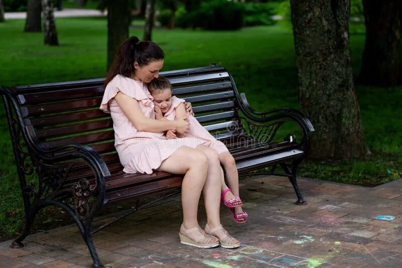 Мама и дочка в парке на скамейке. Мама и дочь сидят на скамейке. Мама с дочкой на лавочке. Сидеть на скамейке с мамой. Трусы мама с дочкой