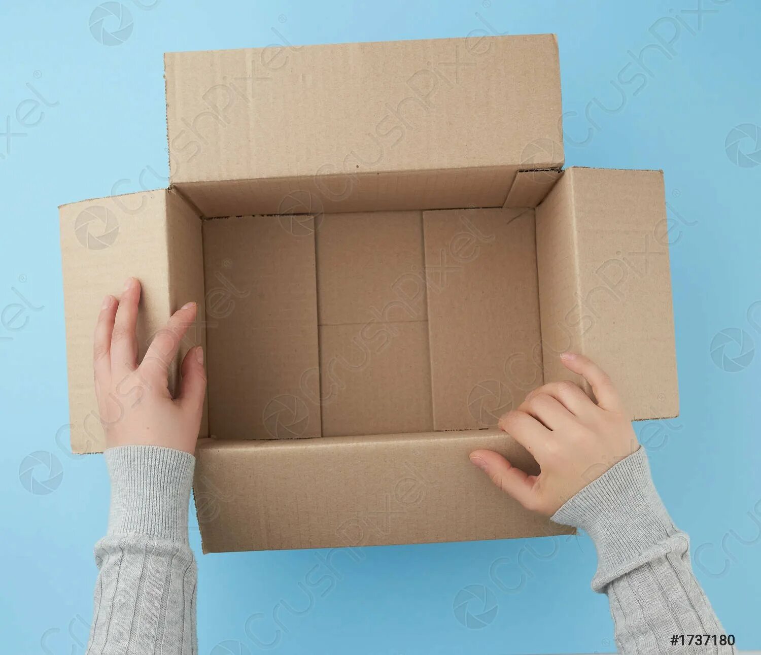 Открой коробку номер 3. Коробка в руках. Открытая коробка в руках. Открывает коробку. Руки открывают коробку.