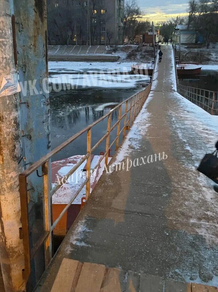 Пешеходный мост в Астрахани. Трусовский мост Астрахань. Мост на десятке Астрахань. Микрорайон 10 лет октября Астрахань.