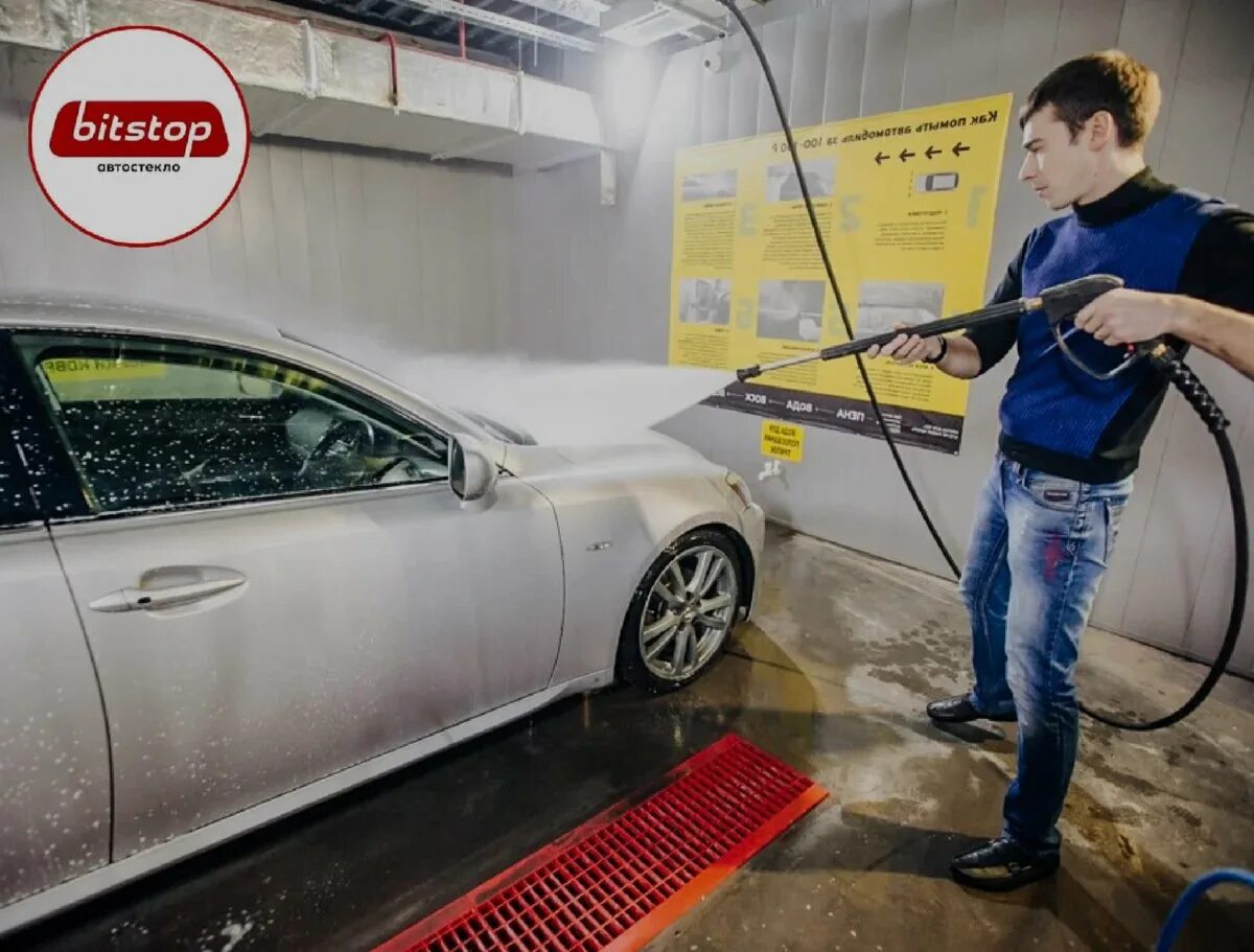 Мойщик видео. Car Wash мойка самообслуживания. Мойщик машин. Машина на автомойке. Наружная мойка авто.