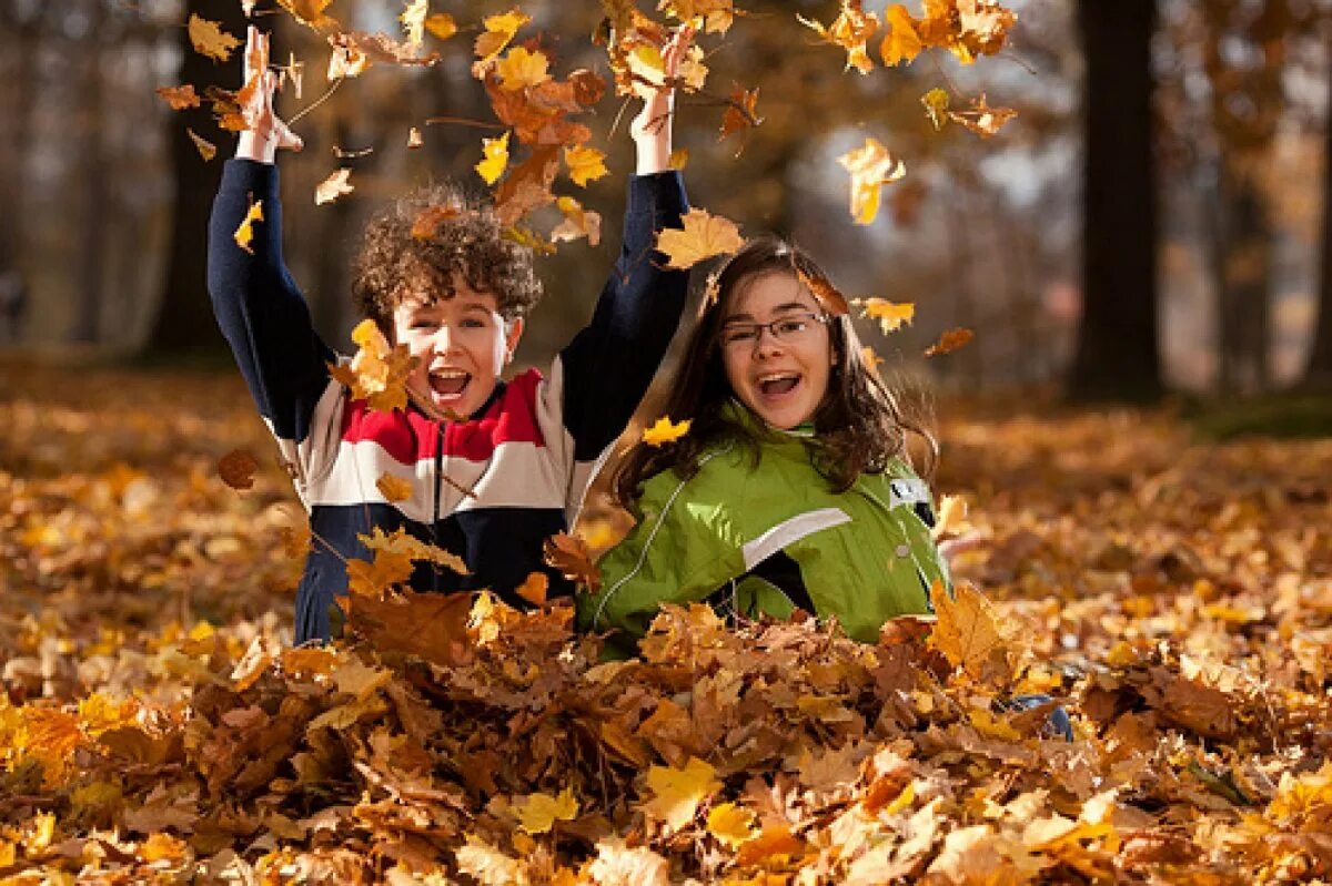 Осенние каникулы дети. Осень для детей. Школьники осень. Дети каникулы осень. Досуг осень