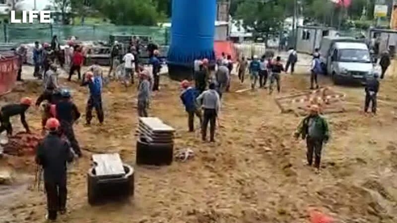 Драка на балаклавском проспекте на стройке. Массовая драка на стройке. Массовая драка на стройке. 2022 красноярск драка со стрельбой. Массовая драка на стройке.