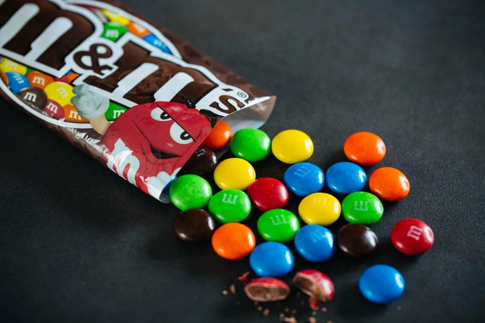 Ммдемс фото. Драже m&MS С молочным шоколадом 130г. Драже м энд ЭМС 45 гр. Драже m&m`s с арахисом, 130г. Драже м&м с арахисом 45гр..