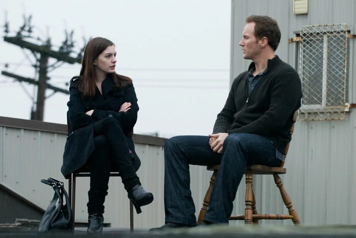 Пассажиры 2008 патрик уилсон. Пассажиры 2008 эрик кларк. Пассажиры фильм эн хэтаей. Пассажиры фильм с энн хэтэуэй. Пассажиры 2008 постер.