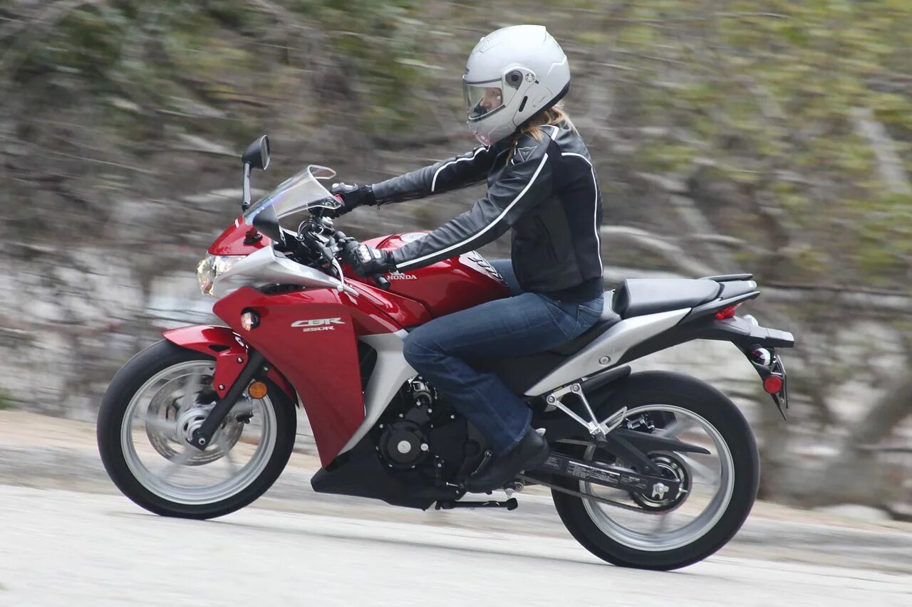 Ride a motorbike. Мотоцикл на дороге. Ride 5 мотоциклы. Человек на мотоцикле. Мотоциклист в дождь.