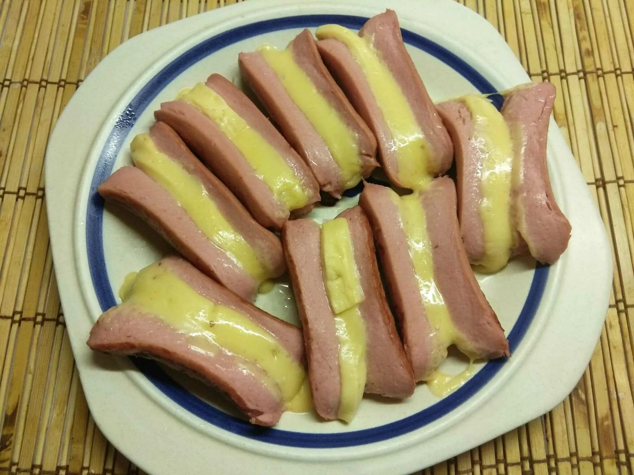 Сосиски рецепт фото. Закуска из сосисок. Сосиски с сыром. Закуска из сосисок и сыра. Закуска из сарделек.