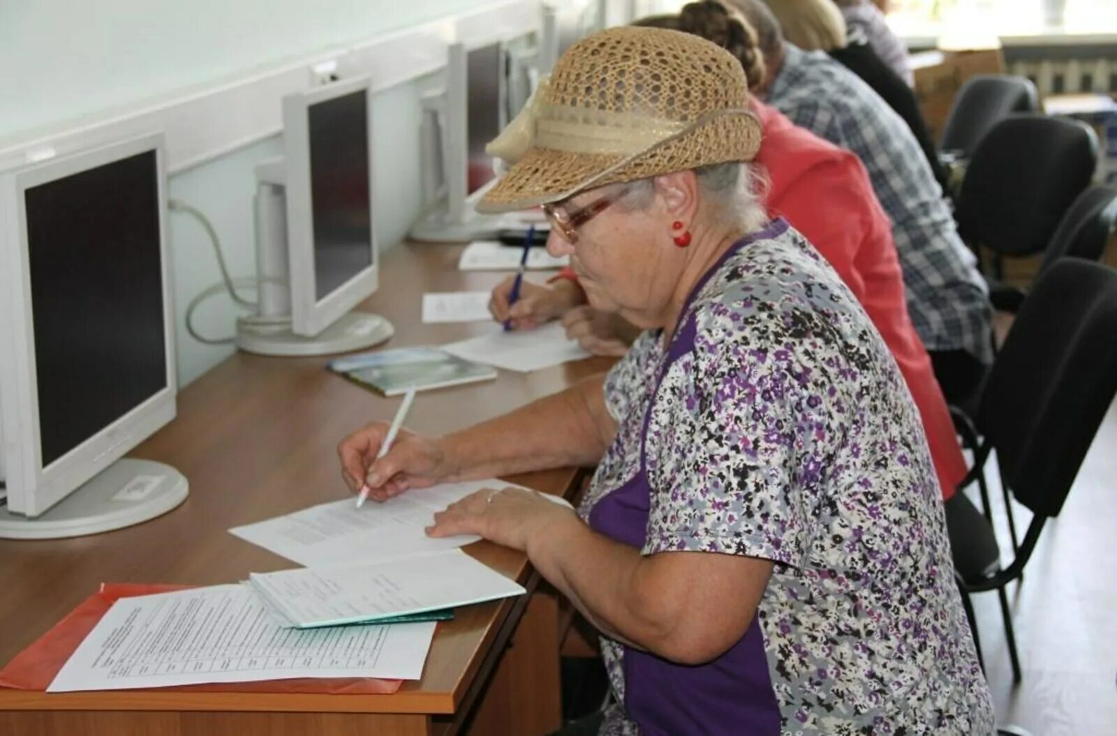 Работа пенсионеру от работодателя. Пожилые и компьютер. Компьютерная грамотность для пожилых. Компьютерная грамотность для старшего поколения. Пенсионеры.