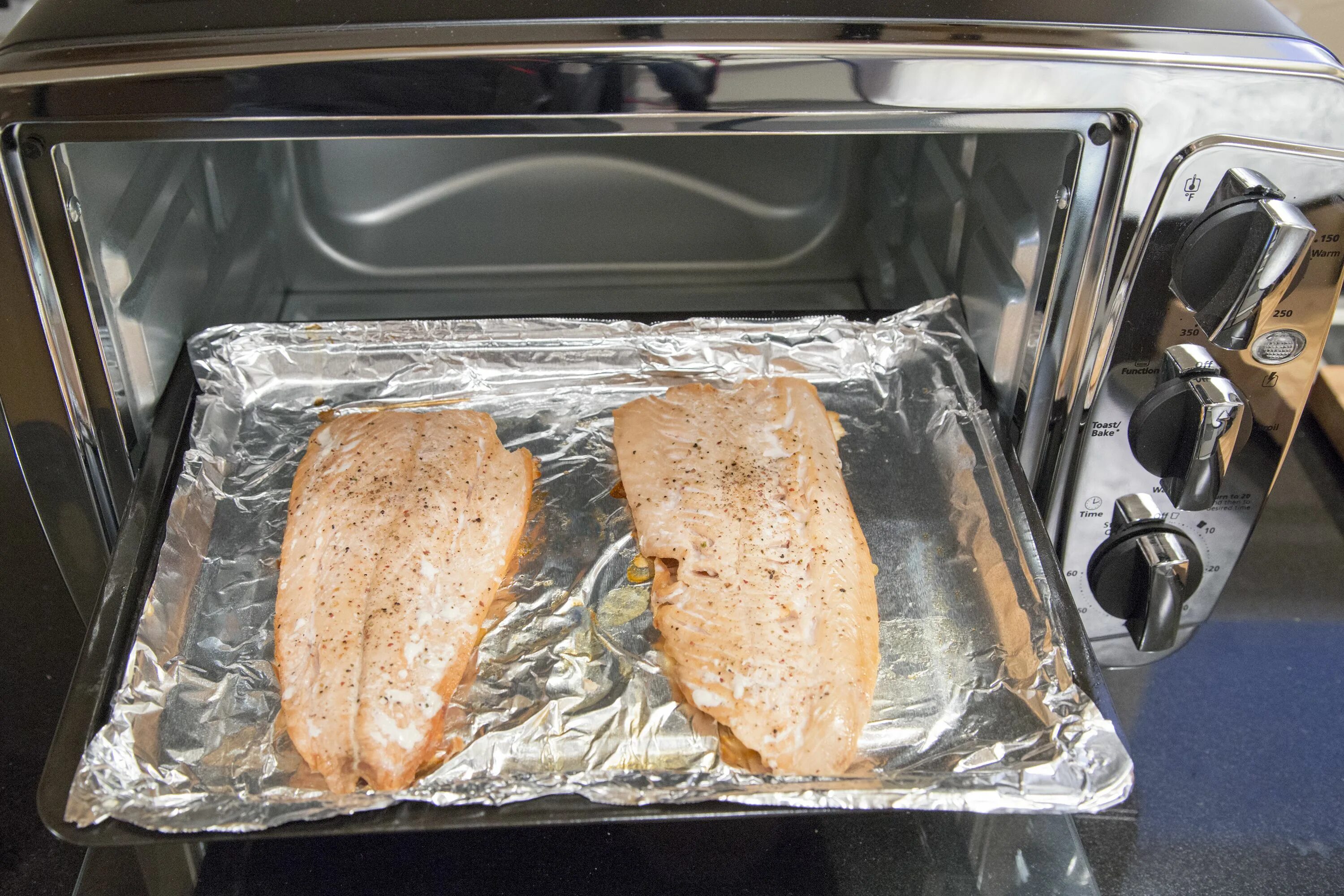 Cook oven. Еда в духовке. Еда приготовленная на тостере. Лосось в микроволновой печи. Тостер для мяса.