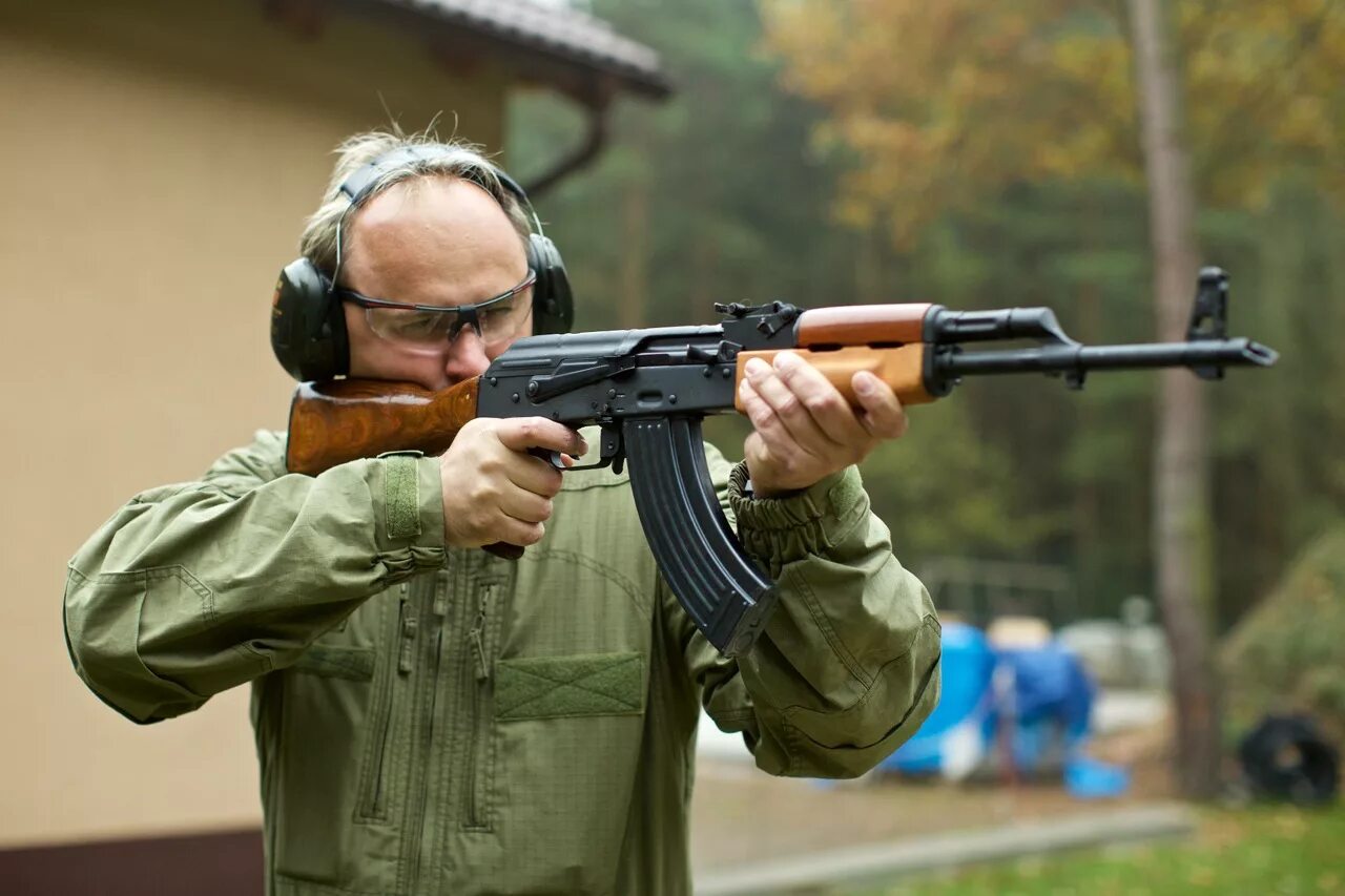 Стрельба из Калашникова. Стрельба из АК 47. Автомат Калашникова стрельба. Shooting in moscow