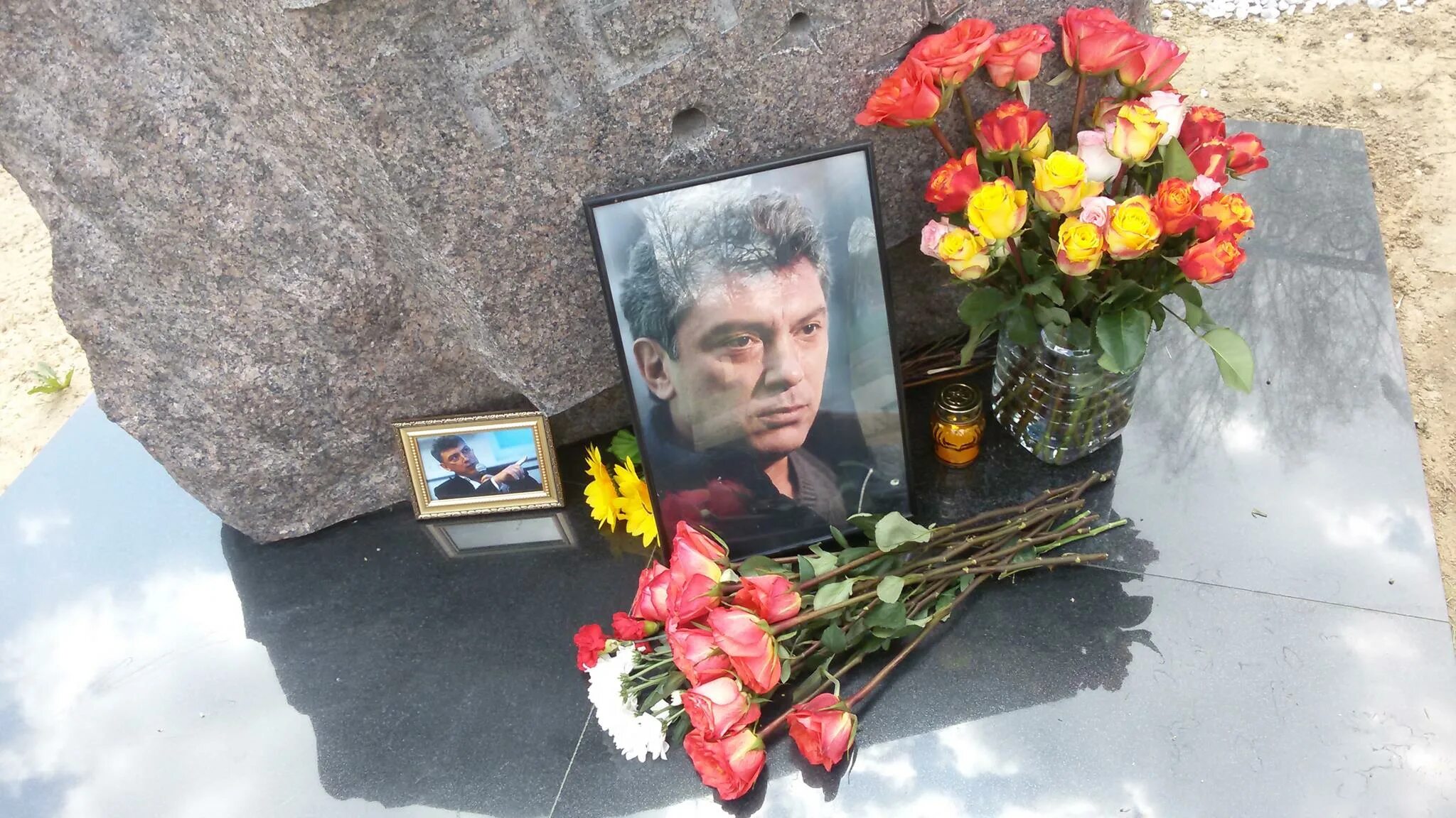 могила бориса немцова на троекуровском кладбище. немцов кладбище. троекуровское кладбище могила немцова. немцов кладбище. троекуровское кладбище могила немцова.