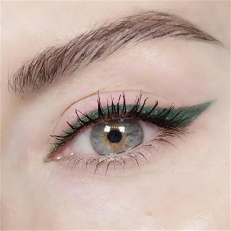 Not a fan of glitter makeup. But this liner, i like! Glitter eyeliner, Peacock e