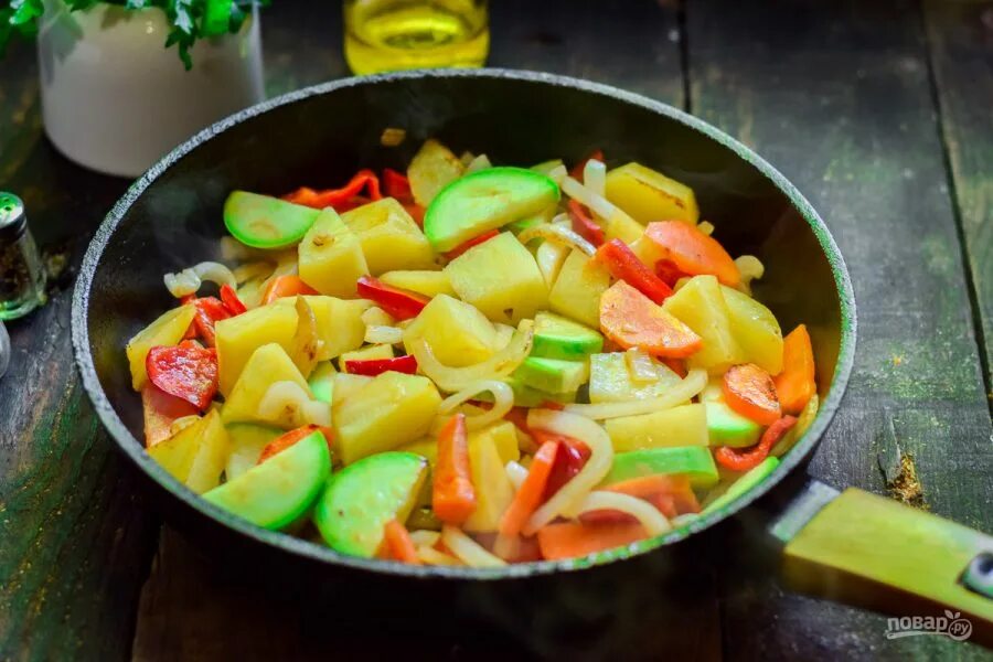 Овощное рагу без мяса и картошки. Кабачка овощное рагу с кабачками. Анталийское овощное рагу. Овощное рагу из кабачков с картофелем. Овощное рагу на сковороде с картошкой.