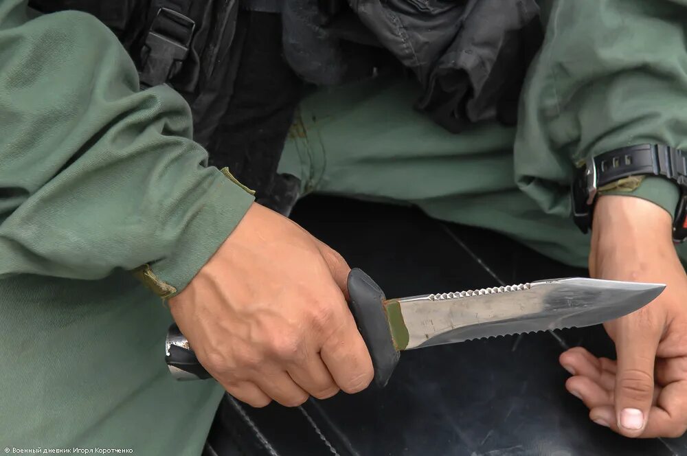 нож провернул