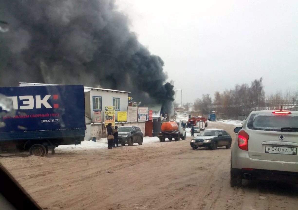 Что горит в ижевске сейчас. Пожар в ижевске ленинский район. пожар в ижевске сейчас. пожар в ижевске сейчас ленинский район. горит автомойка.