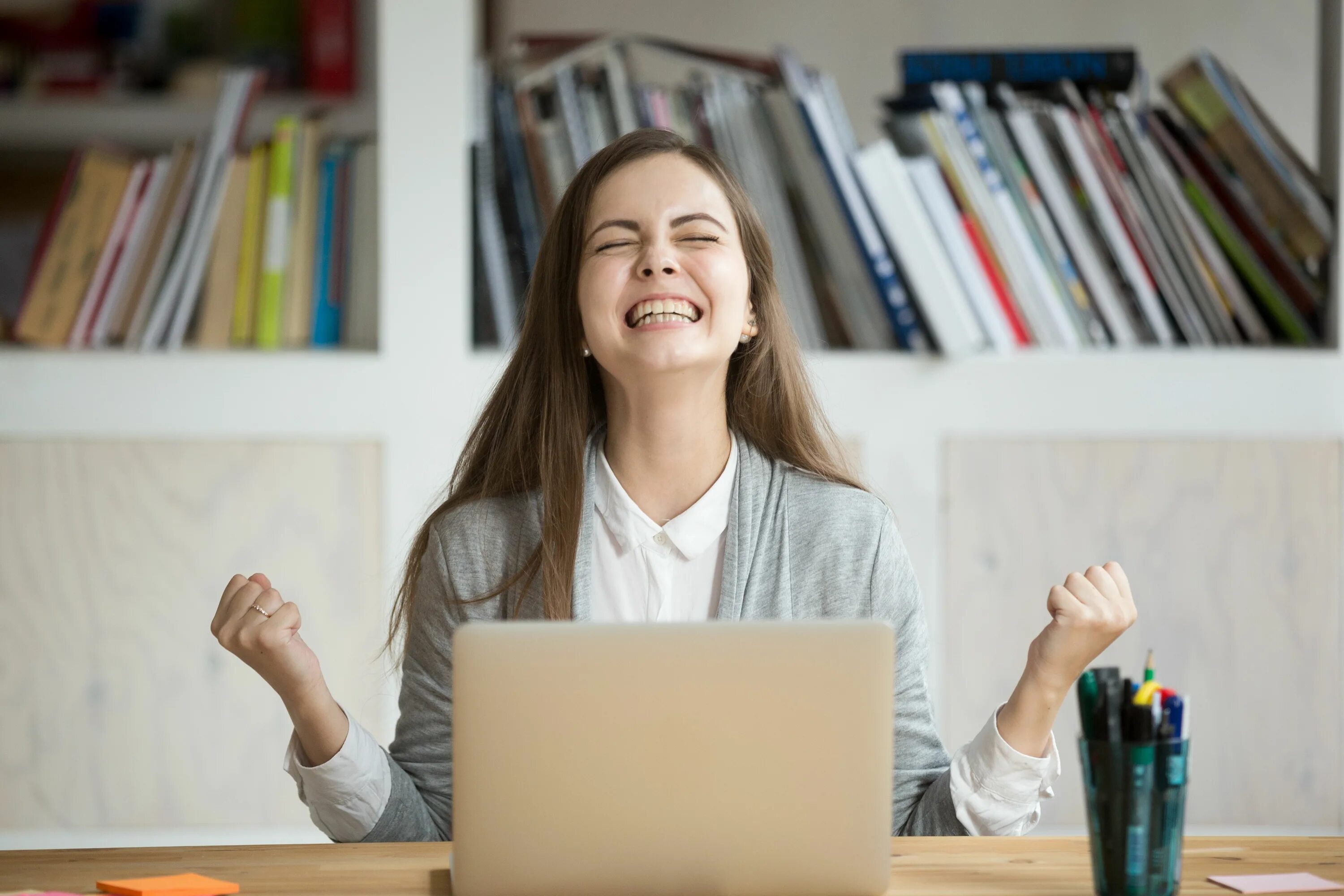 She won t pass the exam. Радостные студенты. Студенты радуются. Девушка на учебе. Эмоции студентов.