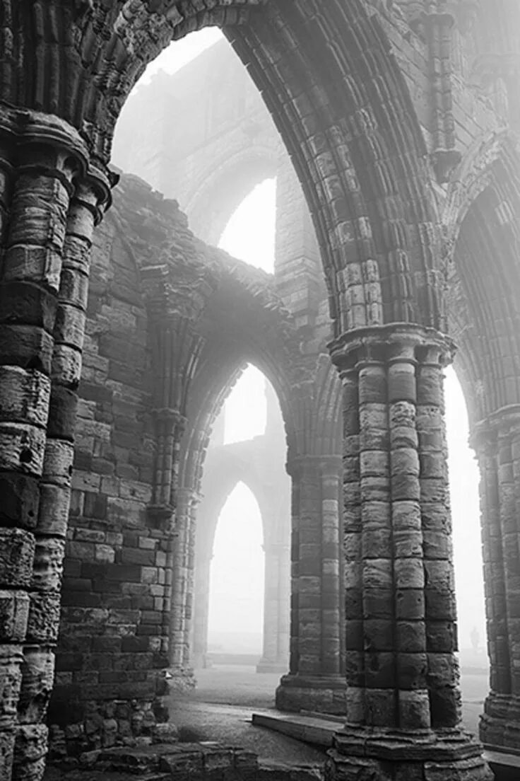 Темная арка. Готическое аббатство Уитби. Готическая арка. Арка в готическом стиле. Готические развалины.
