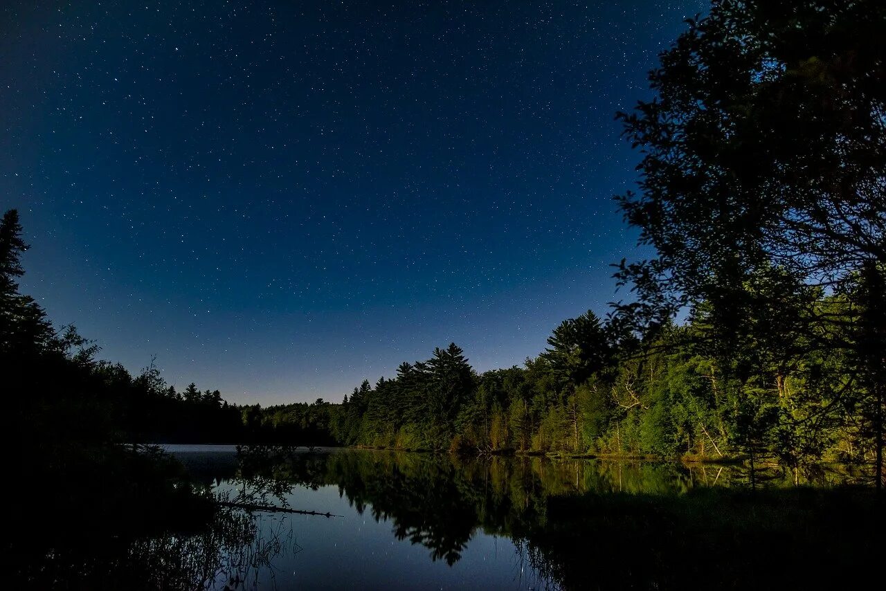 красивый воздух. стихотворение какая ночь. озеро ночью. солнце на голубом небе. луна на фоне голубого неба.