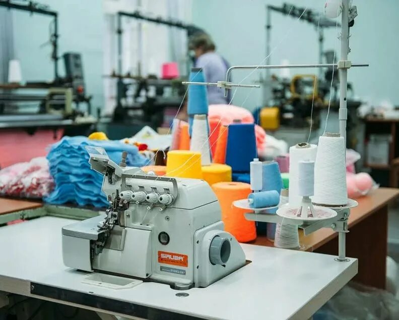 Фабрики одежды производителя. Швейный цех. Швейная промышленность. Швейный цех трикотаж. Фабрика пошива одежды.