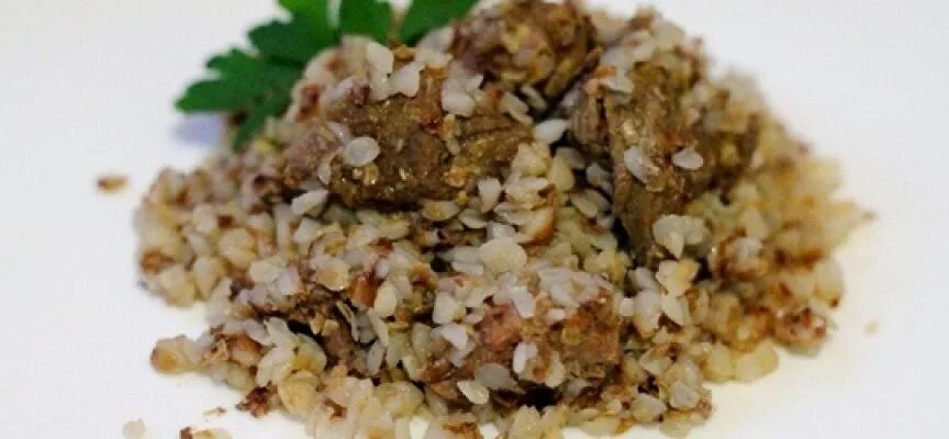 Гречневая каша с морковью и луком. Гречневая каша с луком и морковкой. Плов по купечески с гречкой и мясом. Гречка филе помидоры. Говяжьи ребра с гречкой.