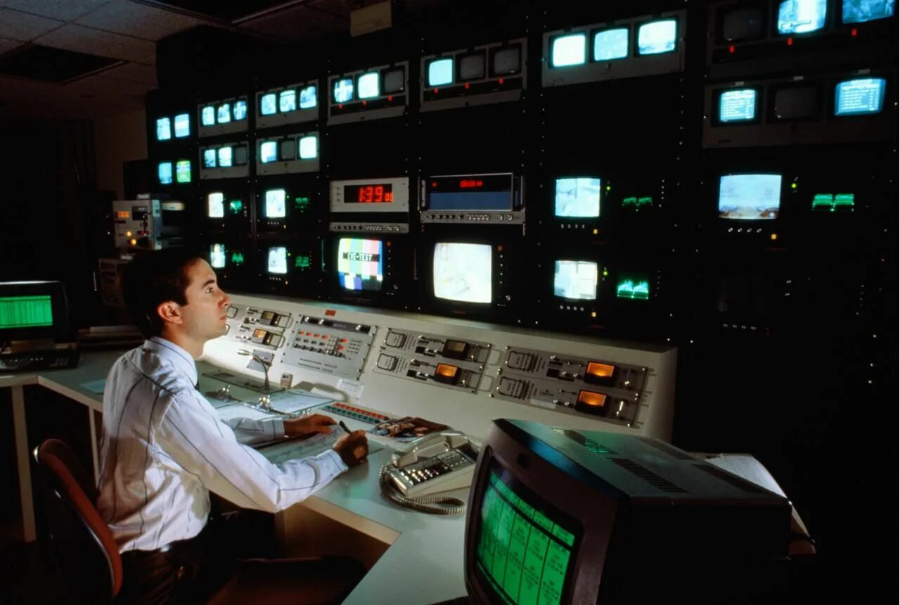 Радиосвязь это в физике. Спутниковая радиосвязь. Радиолокационная вышка. Принципы радиосвязи и телевидения. Телевизионно-спутниковая технология.