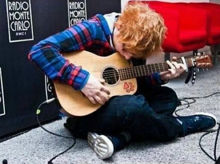 Гитара эда. Гитара эда ширана. эд ширан с гитарой. cd sheeran, ed: +. ed sheeran форма.