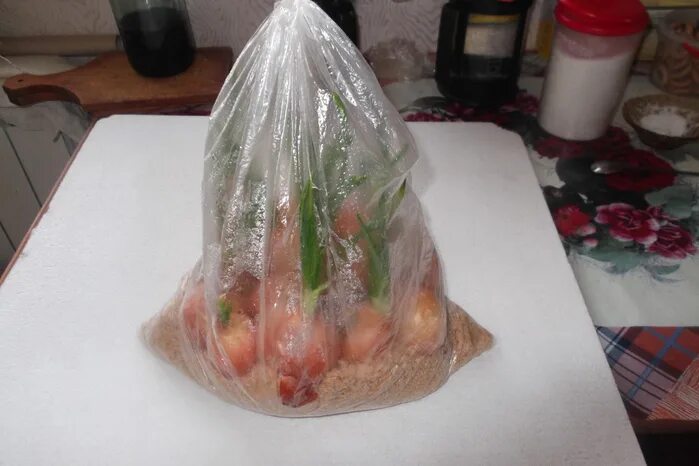 Картофель и лук. Лук в опилках в пакете. Луковица с солью. Соль с чесноком. Яйца с луком.