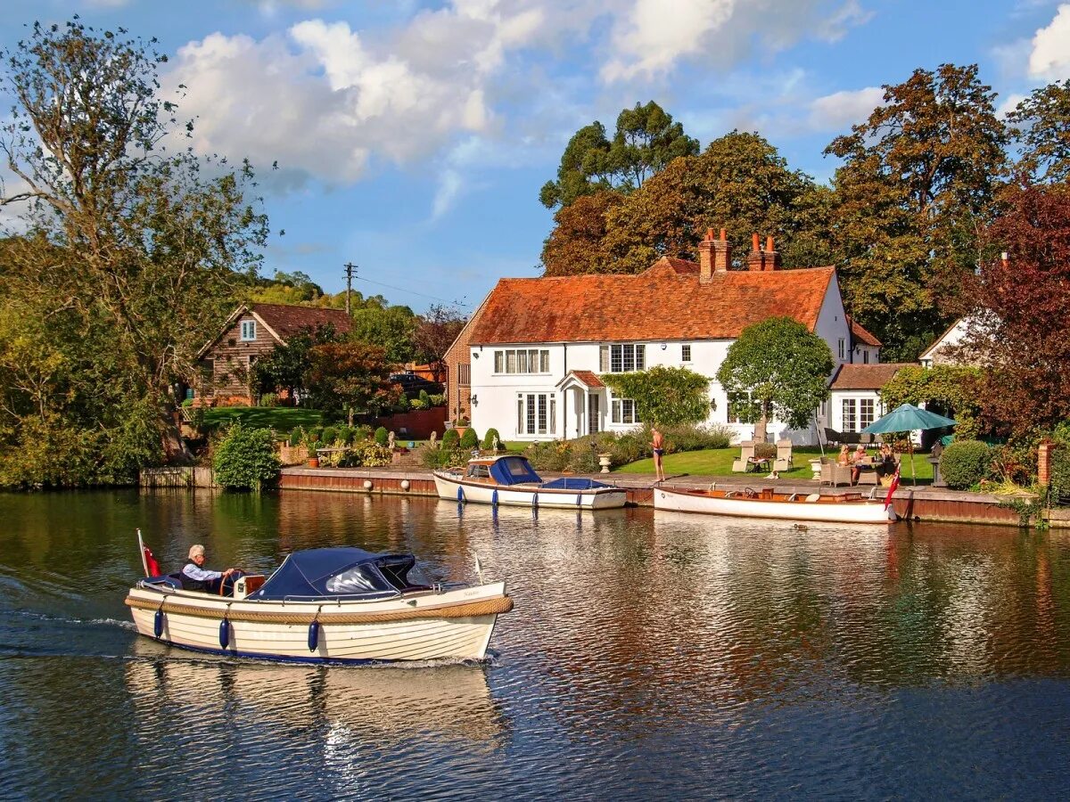 Река нарва эстония. Река и город в эстонии 5 букв. Замок гиень. Эстонские пейзажи. Нарвский замок нарва.