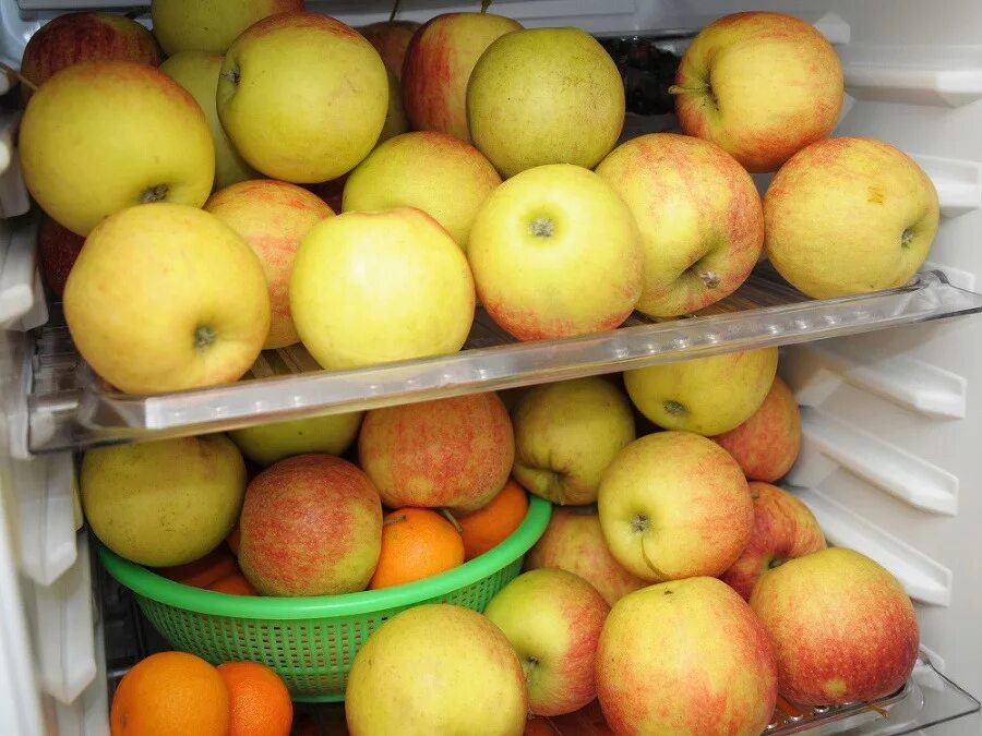 2 apples in the fridge