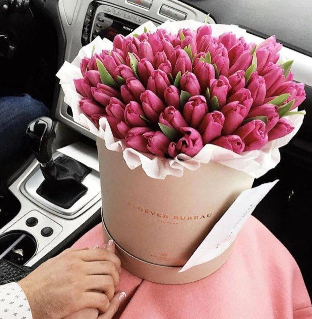 Как красиво сфоткать тюльпаны. Букет тюльпанов в руках. Букеты из тюльпанов в машине. Большой букет тюльпанов в руках. Тюльпаны в коробке.