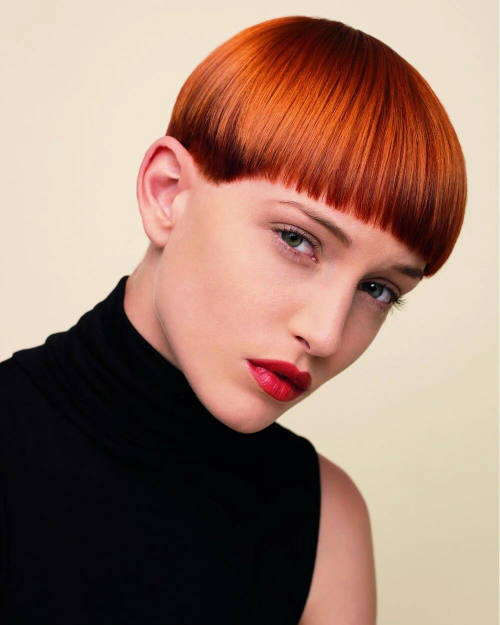 Томбой стрижка горшок. Пикси горшок стрижка. Bowl Cut стрижка. Bowl Cut стрижка женская.