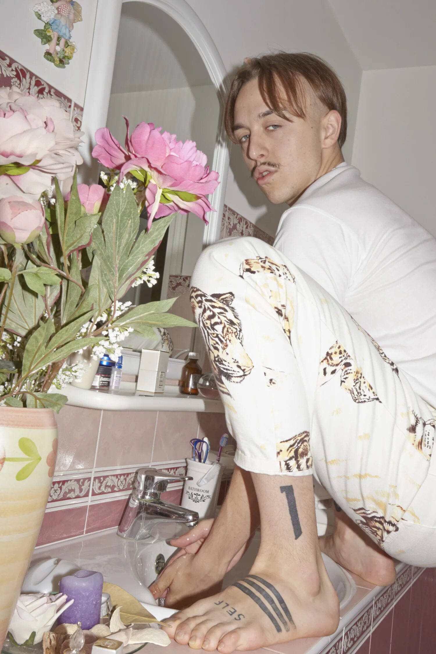 Tommy cash espresso. Томми кэш. эстонский рэпер tommy cash. tommy cash adidas. томми кэш 2025.