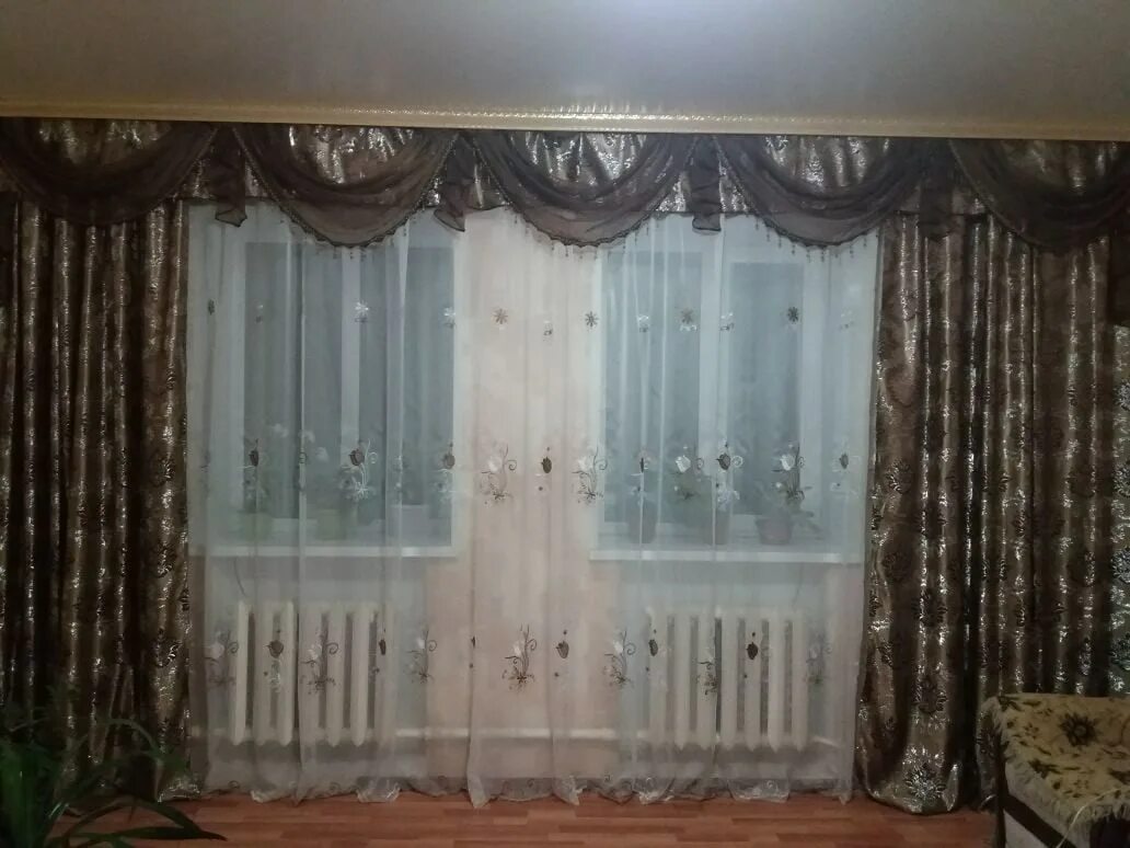 Авито шторы. Штора авито казань. Готовые шторы. Нитки занавески в дагестане. Шторы в золотистыми линиями.