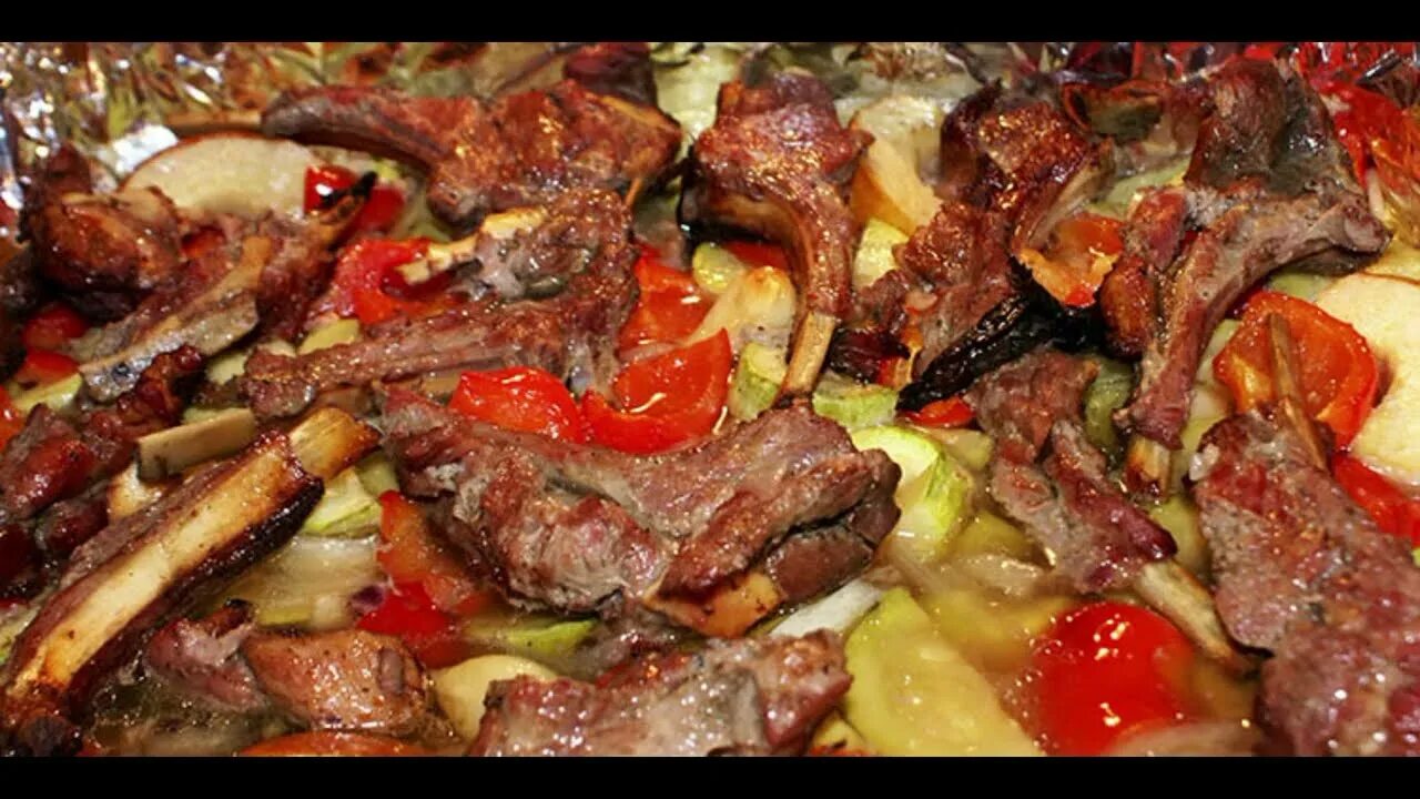 Бараньи ребрышки тушеные с картошкой. Запеченная баранья корейка в духовке. запеченная корейка ребра баранина. баранина с овощами в духовке. ребрышки с овощами в духовке.