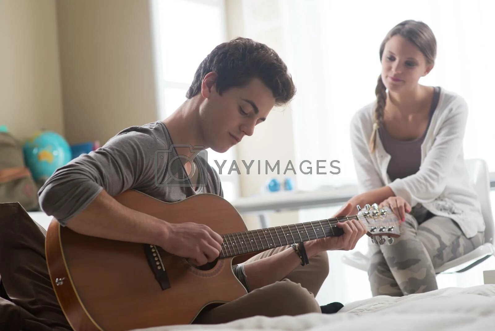 Парень играет на гитаре девушка. Парень с гитарой и девушка. Парень и девушка поют. Парень сидит с гитарой и девушкой. Юноша с гитарой и девушка.