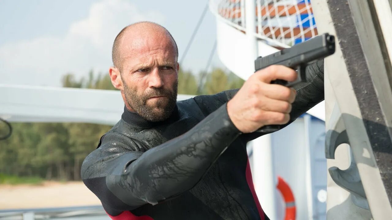 Джейсон стэйтем с челкой. Джейсон стэтхэм фото. Джейсон стэтхэм сейчас 2022. Джейсон стэтхэм. Джейсон стэтхэм фото.