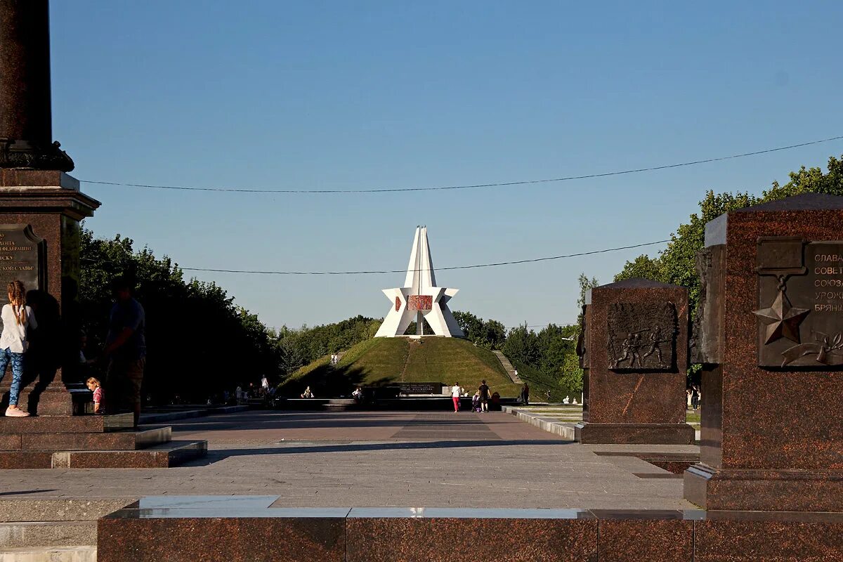 Брянск достопримечательности города. Брянщина фото. Памятник курган бессмертия в брянске. Курган бессмертия брянск. Курган бессмертия брянск осень.