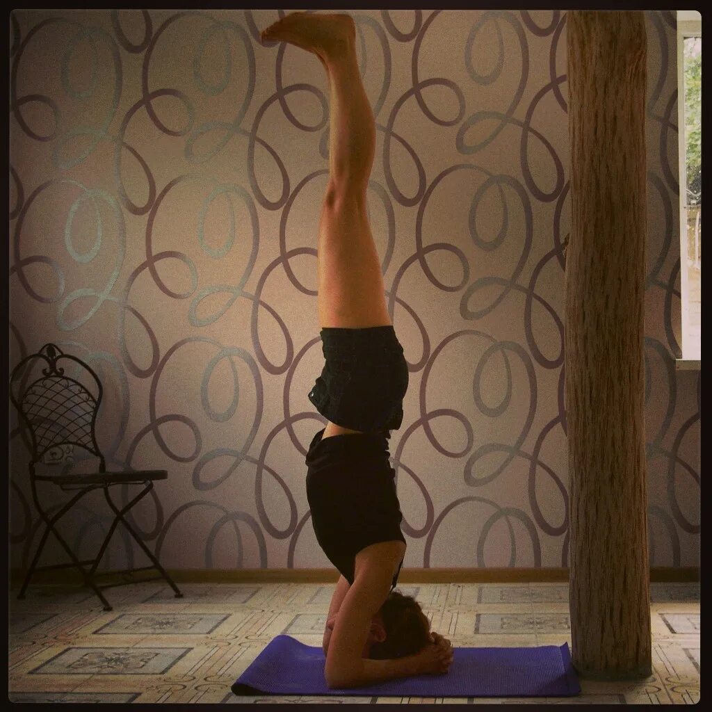 стойка на голове йога. стоять на голове у стены. стоять на голове у стены. саламба сиршасана. уттхита джану сиршасана.