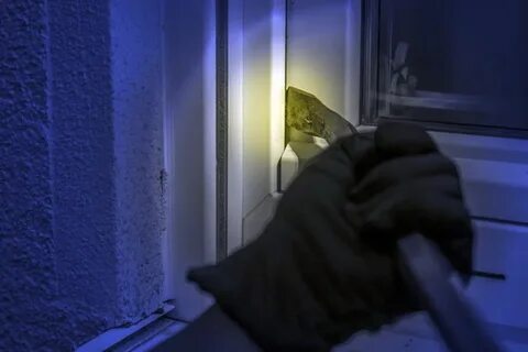 Проникли в квартиру через окно
